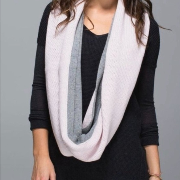 Lululemon blissed out Circle infinity scarf - Picture 2 of 7